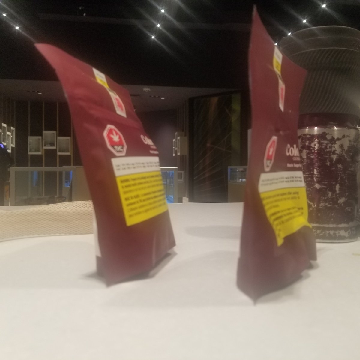 Hi_erlearning's tweet photo. @WeedMD arent they supposed to have nitro in all their bags? Color needs to revamp this product. It has great potential but this lack of quality checking turned this bud dry and crumbling to dust. https://t.co/TUhJIEwDia