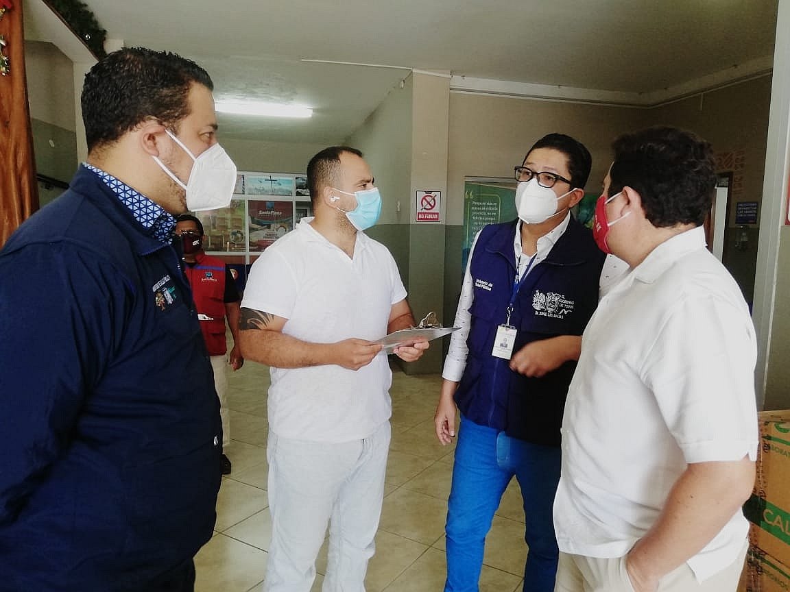 DPS_LosRios's tweet photo. #SantaElena| Como parte del trabajo sinérgico entre @Salud_CZ5 y Prefectura, @JorgeRomeroCz5 Coordinador Zonal recibe donación de medicamentos indispensables para tratamiento de afecciones respiratorias, que serán distribuidos en unidades de salud de esta jurisdicción territorial https://t.co/bQNw4QYQZ3