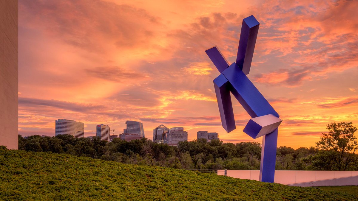 RosslynVA's tweet photo. Want to accomplish your fitness goals for the New Year around the neighborhood? Keep up your #Rossolutions with our fitness guide with workouts and activities you can do along our streets, trails and parks 🏃 via @NorthernVAMag https://t.co/K06YwV5t9p #RunRosslyn https://t.co/u2SlhwWGqM