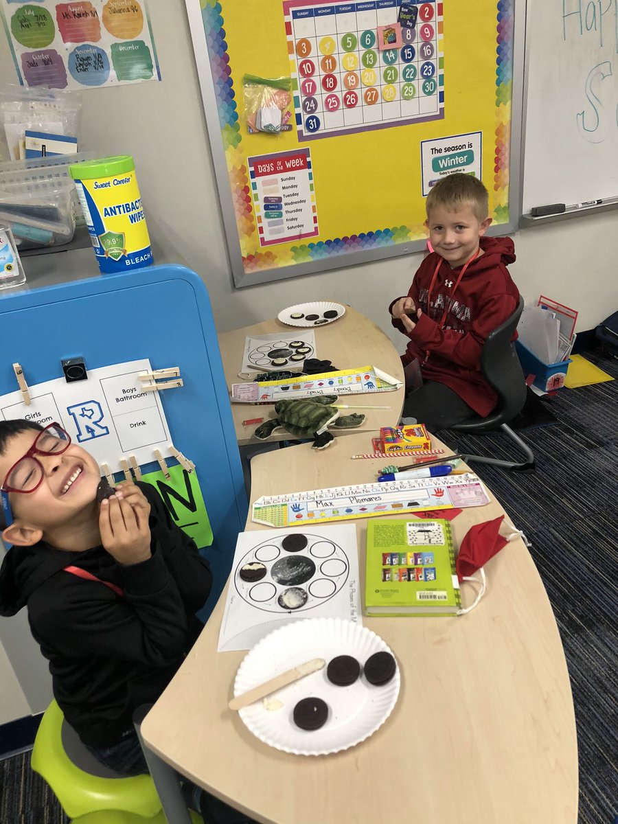 MissKaresh's tweet image. We love a hands on science project where we can visualize the phases of the moon using OREOS! @RogersFrisco #ourFISDstory #creatinglearningexperiences