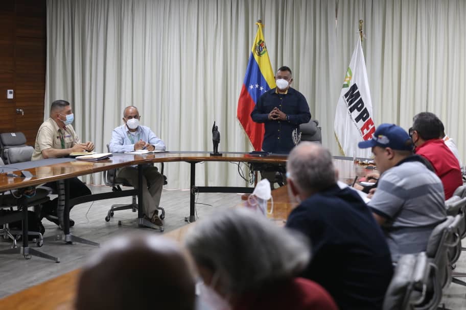 NestorLReverol's tweet photo. Sostuve el primer encuentro del año con los viceministros del @Mppee_vzla y los gerentes generales de las áreas sustantivas de @CorpoelecInfo, a fin de coordinar y establecer las líneas estratégicas de acción en materia de generación, transmisión, distribución y comercialización https://t.co/MNCCAqkb91