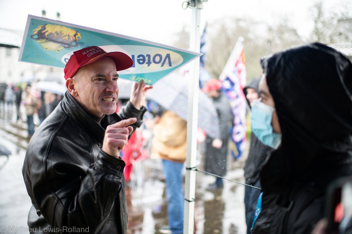 (6) Various members of the press are routinely harassed including  @_jlevinson and  @GenevieveReaume. Pictured here is OPB's  @MrOlmos being screamed at by an attendee of the rally.