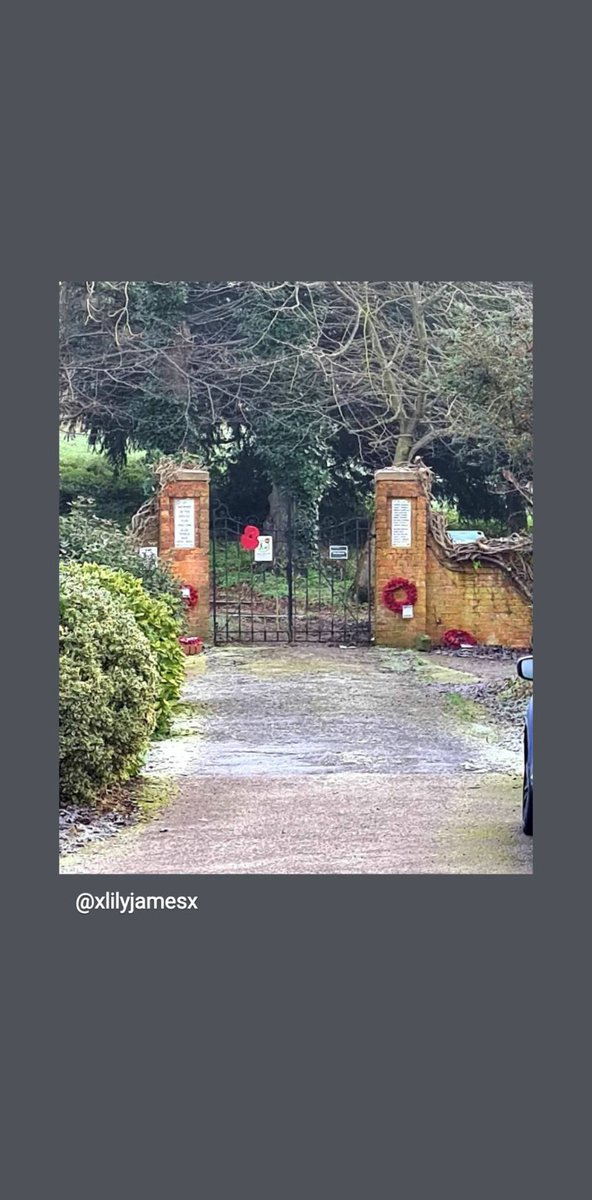 LilyJamesSinger's tweet photo. I wonder if I go through these gates I'll get to a new Universe a new dimention one without Covid 🤣🤣🤣🤣 https://t.co/ritforHQxO