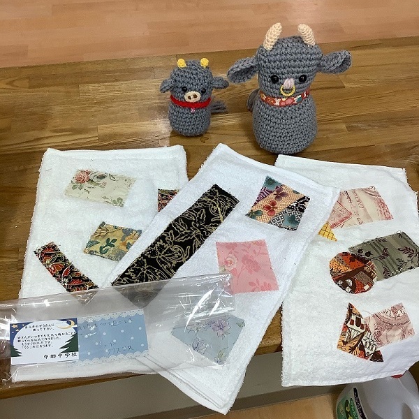 都城市下長飯町にある新豊望園です。
この度、新豊望園宛に、中郷中学校の生徒さんと地域のボランティアの方々から、かわいい編みぐるみとおしゃれな縫物が届きました。施設に飾らせていただき、ご利用者の皆様もほっこりしています。どうもありがとうございました。