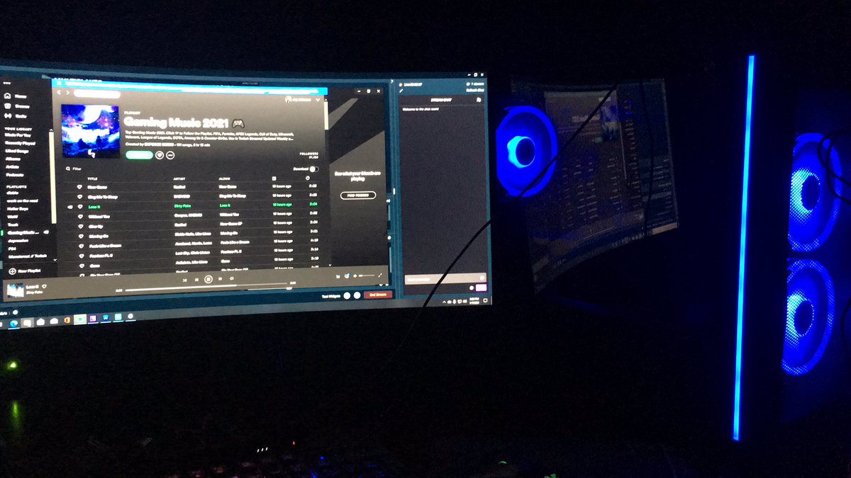 theAces_'s tweet photo. Finally a new pc to game ok in the future https://t.co/scs15aiMgf
