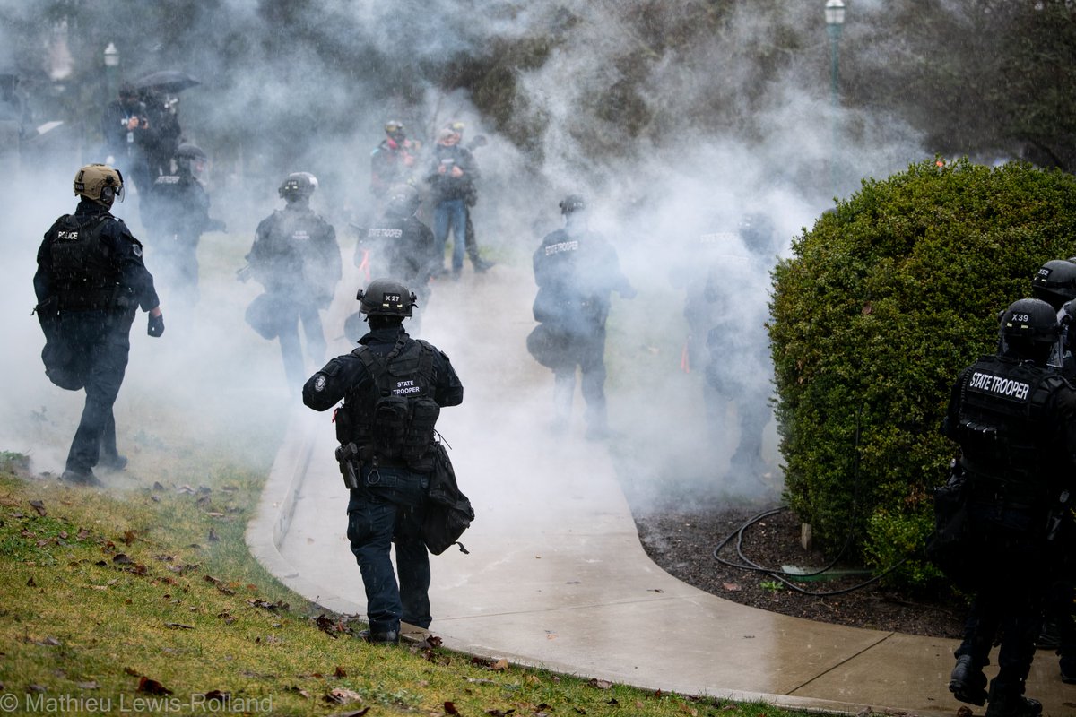 (10) LEOs deploy from the Capitol Building, some armed with suppressed rifles.