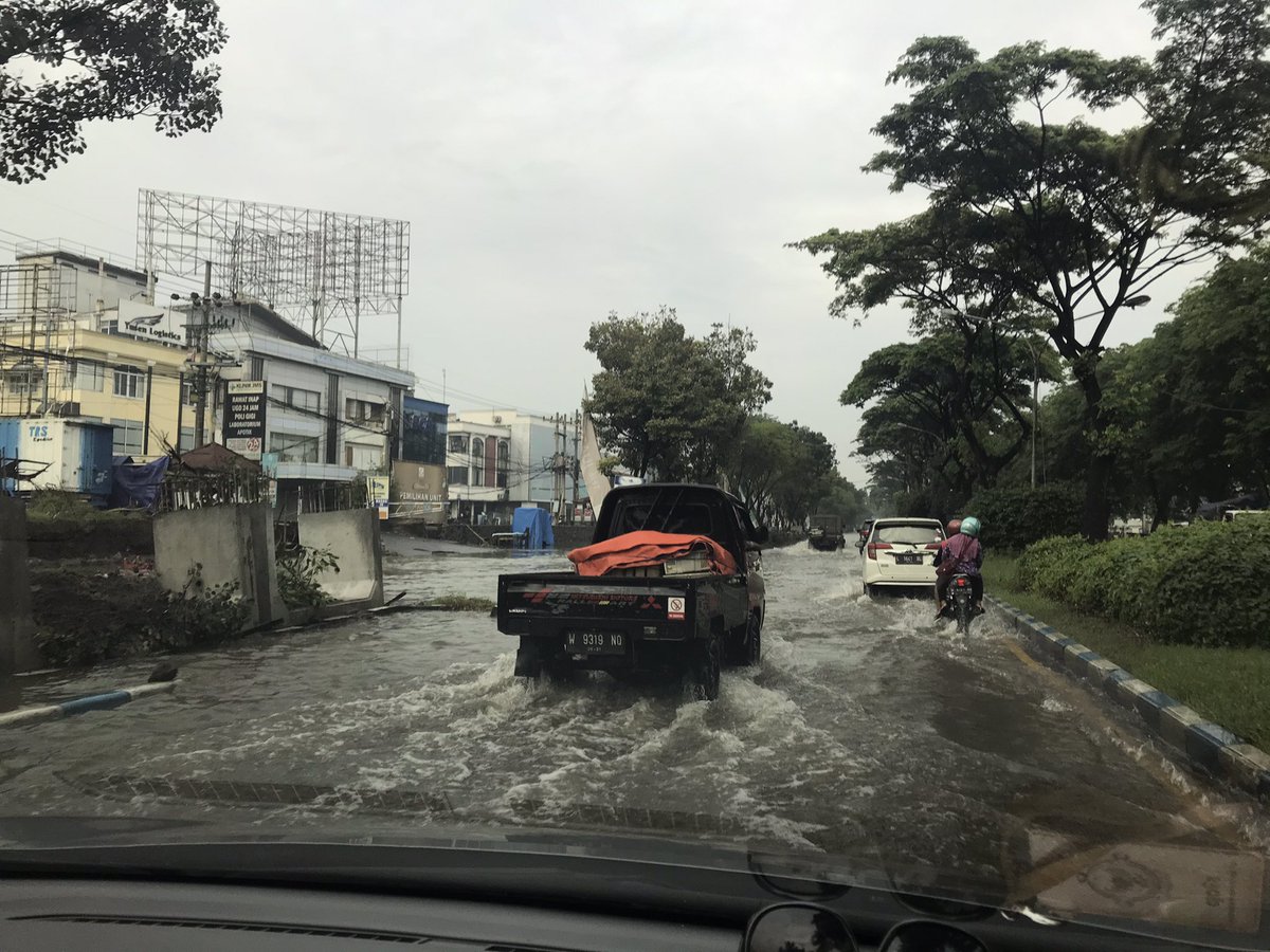 Fajarz's tweet photo. @e100ss genanhan air 30 cm juanda arah ke aloha (06:45WIB) https://t.co/JwSKEihNYp