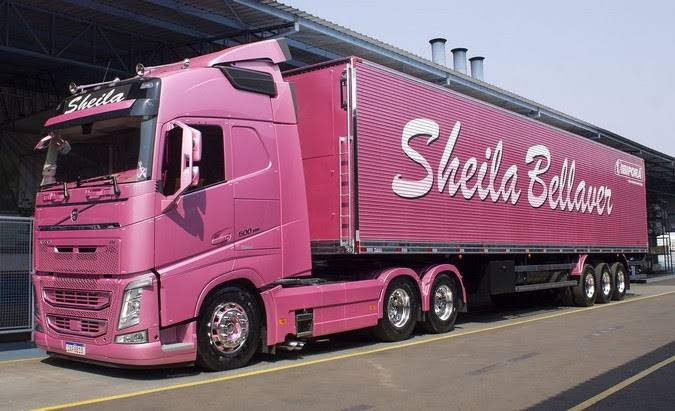Caminhão rosa na cidade 