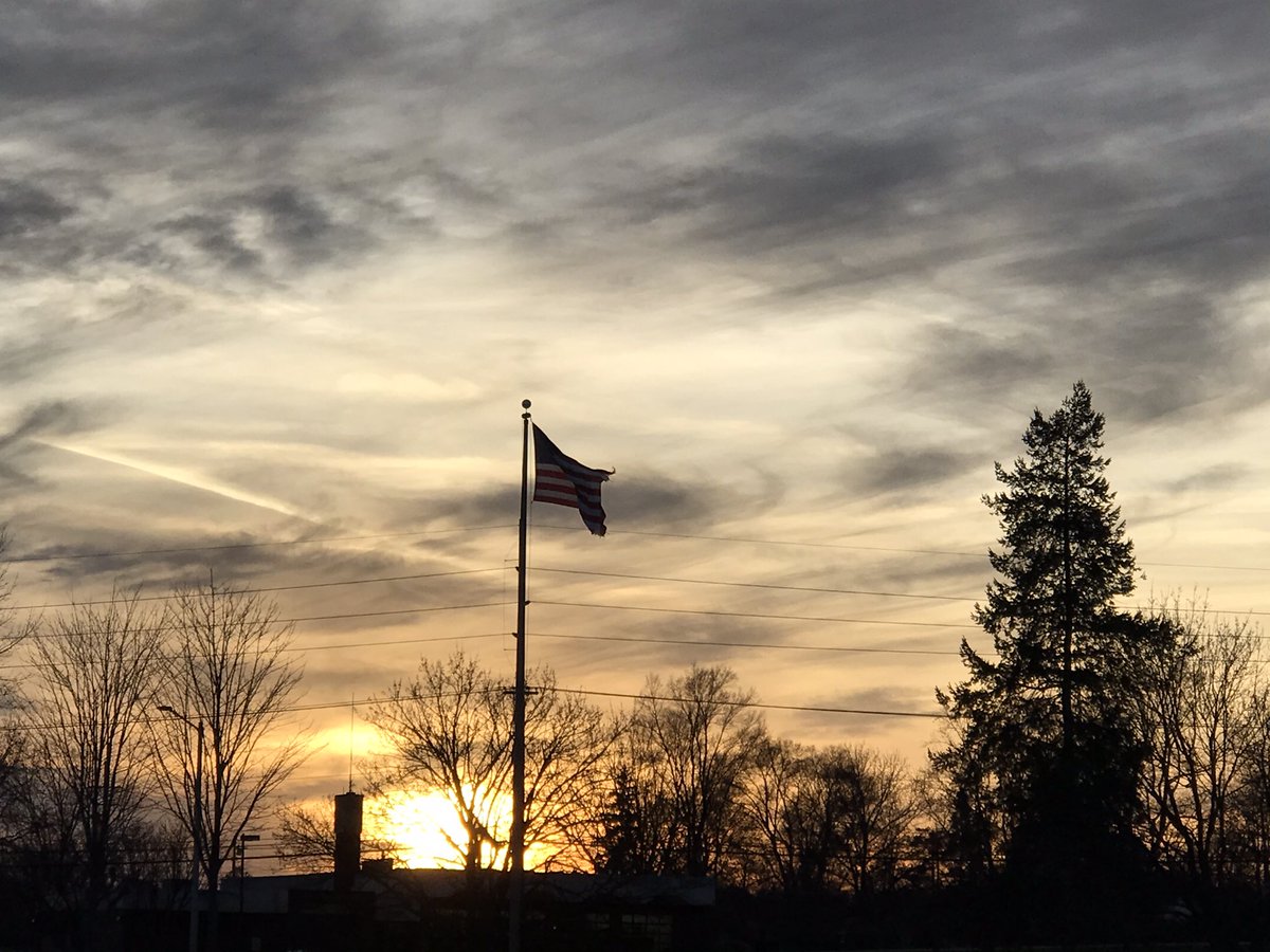 E2Running's tweet image. We are offered a choice daily - get lost in the darkness or be a part of the light! 
#choosejoy #spreadlove #bekind #workhardbenice #listenmore #openheart #love