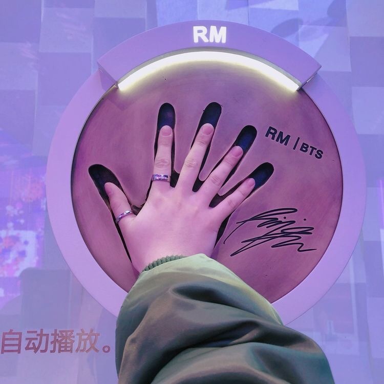 jhoprs's tweet photo. a mãozinha do jimin dentro do molde da mão do namjoon 🤏🏼😭 ele é todo pequenininho https://t.co/eUAZetaY3C