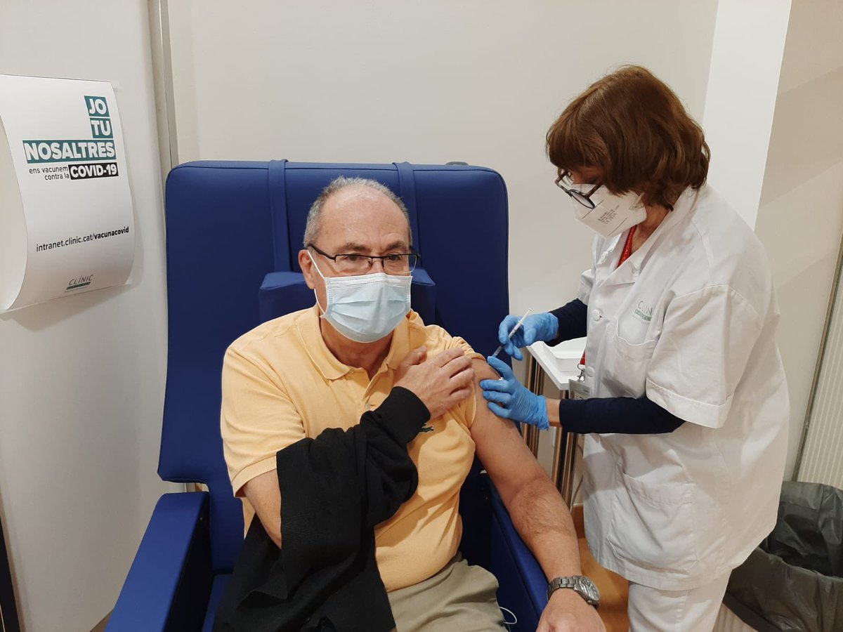 ToniTrilla's tweet photo. Al final de la jornada, l’equip de vacunacio s’ha pogut vacunar. I amb la darrera dosi, m’he vacunat jo també.
Un orgull per la feina feta per Preventiva i Prevencio, protegint i servint a tots els nostres companys i companyes Clinic-UB.
Seguim, que som molts a vacunar encara! https://t.co/eD1x3CZp7K