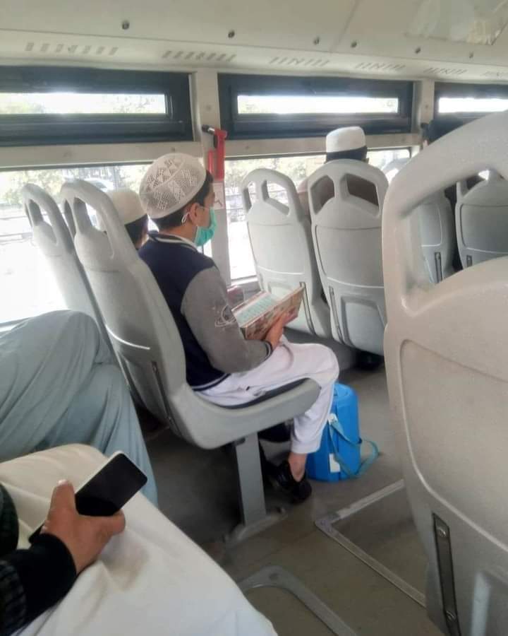 Mir313313's tweet photo. پیشاور BRT میں ایک طالبعلم تلاوت کرتے ہوۓ سفر کررہاہے https://t.co/zO4jxFKWWJ