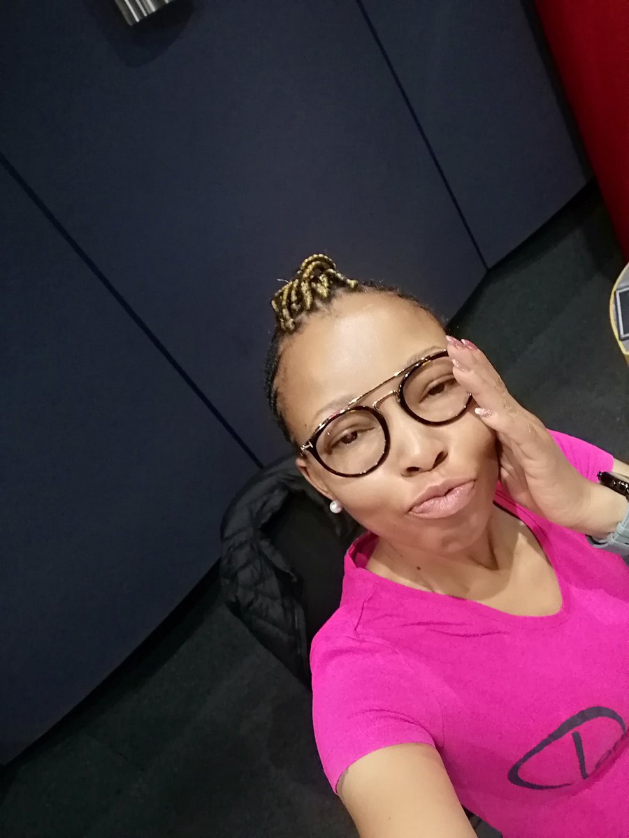 Twasagirl's tweet photo. Good morning baratuwa 💞🌞☕
Blessed Friday. Ke rapela hore o se imelwe ke maemo selemong sena. Modimo a o bule mahlo o bone manyetla moo ba bang ba sa e boneng teng. Godspeed in 2021. Let's go @LesediFM #MonateBreakfastShow #MonateBreakfastShow #MonateBreakfastShow https://t.co/aWZaATOsTH