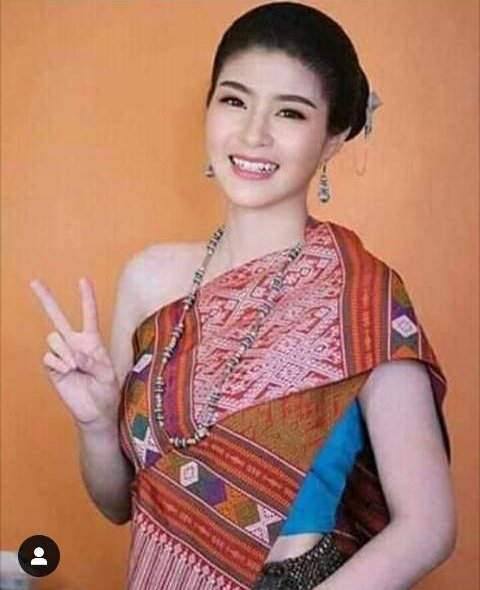 Awe79604210's tweet photo. @MRoSLvGEsqEXUlF @Rama10Save @Keattiporn ทบผ้าสไบ2ข้าง พาดเฉยๆ เรียกว่า #แบกไว้บนบ่า ใช้สำหรับผู้ใส่บังหัวไหล่เช่น #ภรรยาผู้ว่า ผู้อายุไม่เกิน17ขวบใส่ #สร้อยสังวาลย์ แบกข้างไหนใส่ข้างนั้น หรืออยากบอกว่าเคยเป็นลูกท่านหลานเธอ #หลานของเธอ ไหล่ชี้ตามเลือดเนื้อเชื้อไข https://t.co/K7pG6gJT2f