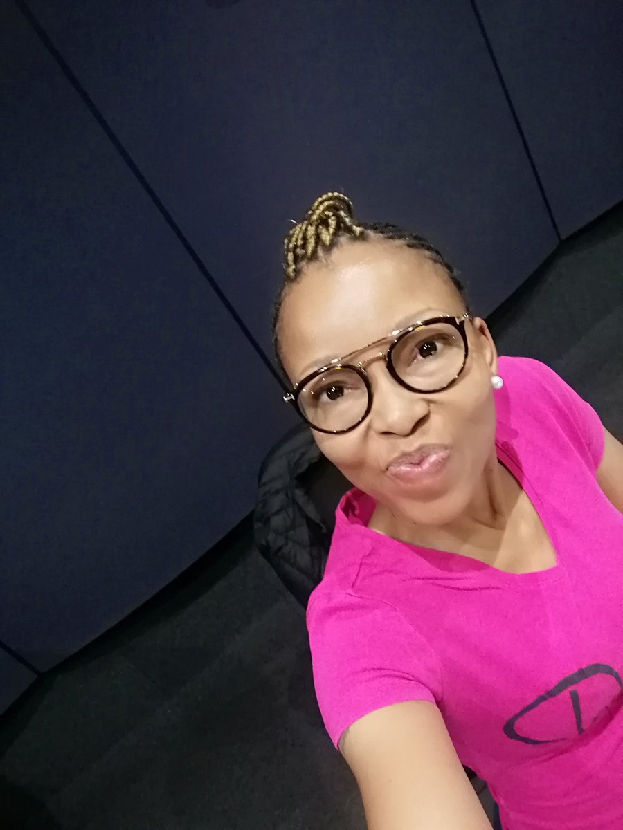Twasagirl's tweet photo. Good morning baratuwa 💞🌞☕
Blessed Friday. Ke rapela hore o se imelwe ke maemo selemong sena. Modimo a o bule mahlo o bone manyetla moo ba bang ba sa e boneng teng. Godspeed in 2021. Let's go @LesediFM #MonateBreakfastShow #MonateBreakfastShow #MonateBreakfastShow https://t.co/aWZaATOsTH