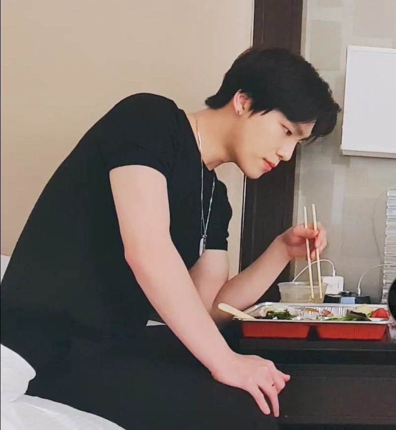 2middlechan's tweet photo. 디노 유사로 난리났던 날이 벌써 1년이래 https://t.co/9b90yvsppS