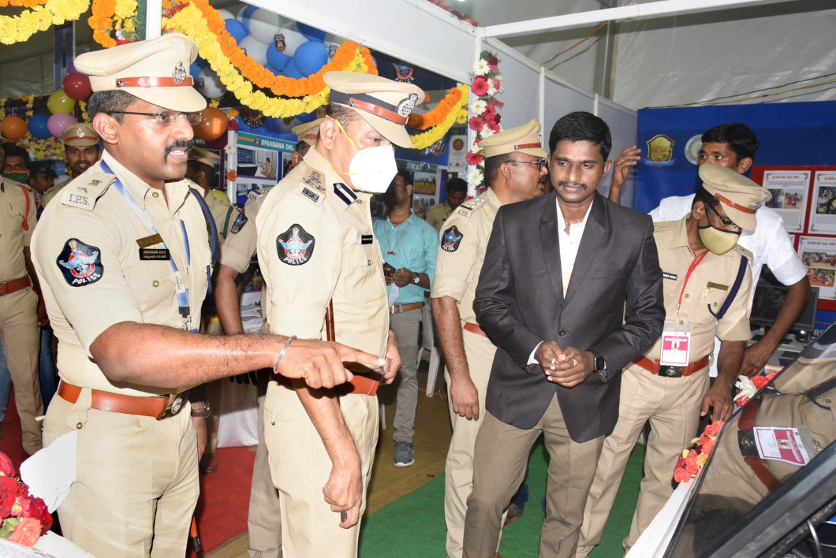 Kadapa_Police's tweet photo. కడప జిల్లా పోలీసు శాఖ స్టాల్ కు కర్నూలు రేంజ్ లో కర్నూలు జిల్లాతో ఉమ్మడిగా ద్వితీయ బహుమతి లభించింది.
కర్నూలు రేంజ్ డి.ఐ.జి వెంకట్రామిరెడ్డి జిల్లా ఎస్పీ కే.కే.ఎన్ అన్బురాజన్ కు మెమెంటో అందచేశారు.
@APPOLICE100 
@appolicetv https://t.co/Jdx6kQhZAq