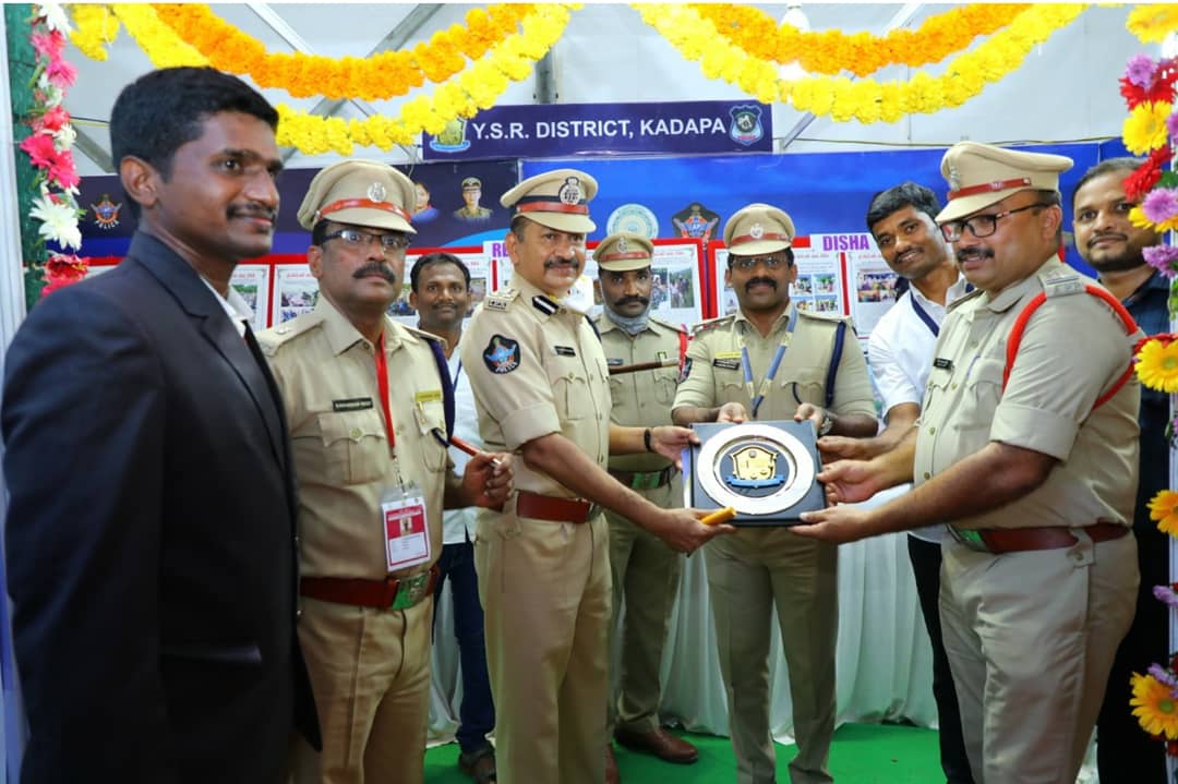 Kadapa_Police's tweet photo. కడప జిల్లా పోలీసు శాఖ స్టాల్ కు కర్నూలు రేంజ్ లో కర్నూలు జిల్లాతో ఉమ్మడిగా ద్వితీయ బహుమతి లభించింది.
కర్నూలు రేంజ్ డి.ఐ.జి వెంకట్రామిరెడ్డి జిల్లా ఎస్పీ కే.కే.ఎన్ అన్బురాజన్ కు మెమెంటో అందచేశారు.
@APPOLICE100 
@appolicetv https://t.co/Jdx6kQhZAq