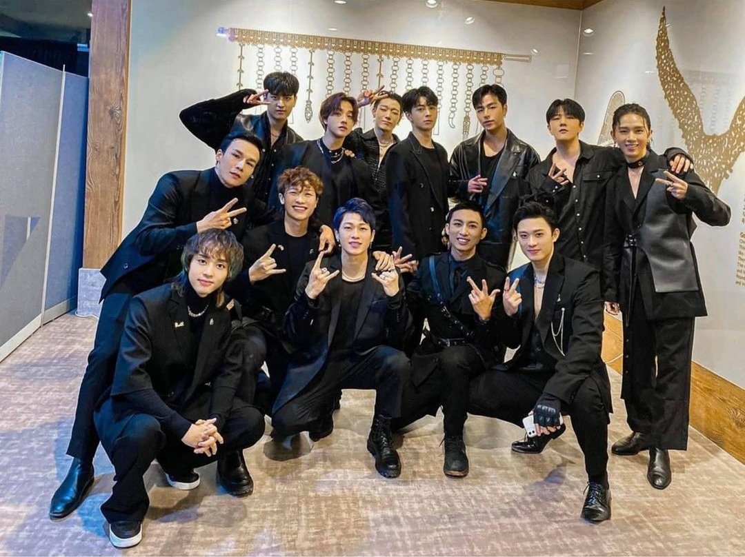 jun33ka's tweet photo. I just noticed this picture.. apparently it was taken yesterday

#projectkmyanmar #iKON https://t.co/HFNqOUzdE8
