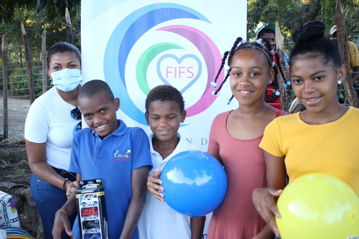 Decenas de niños y niñas de familias de escasos recursos de la comunidad del Cativo, sección municipal El Cacheo de la provincia de San Juan de La Maguana, recibieron con alegría juguetes y golosinas que entregamos con motivo de la celebración del Día de los Reyes.