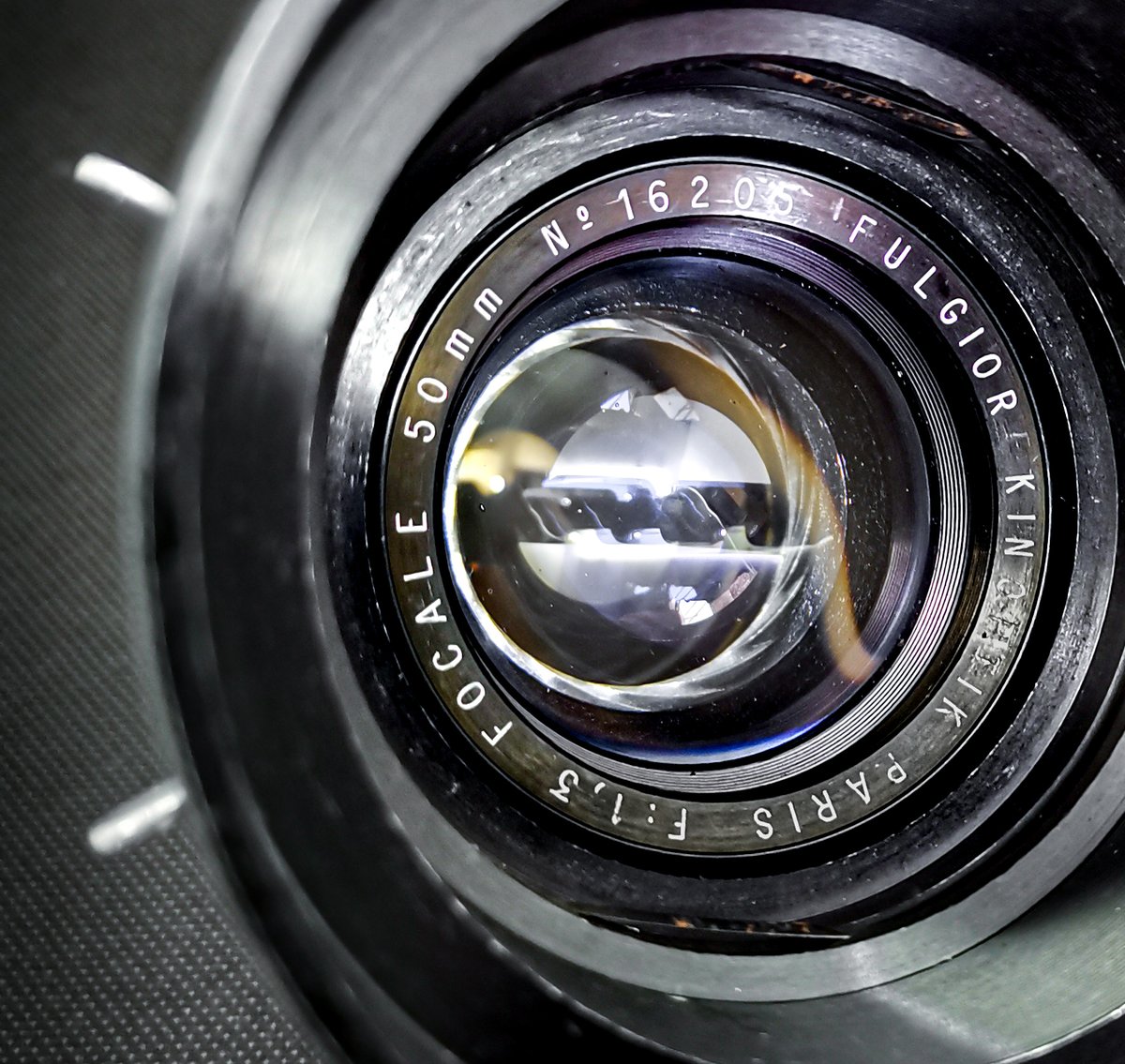 oldlens's tweet photo. 都写美の図書館で調べ物をした帰り。まだイルミネーションがきれいでした。Kinoptikの大口径 Fulgior 50mm f1.3で撮影したシャンデリアはなんとなくフランスの香りが強まったような。
#オールドレンズ #kinoptik #fulgior #ebisu #oldlens https://t.co/Bv07NuY0yo