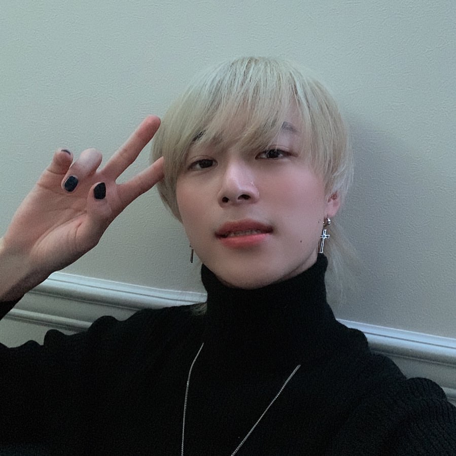 PortalBugvel's tweet photo. [IG • 25.12.20]
Atualização no feed do #Minato

"É o meu aniversário~!🎂
Pessoal, muito obrigado por todas as mensagens de parabéns!😍
Eu me sinto feliz e abençoado
Farei meu melhor para ser mais alegre que o maknae!
Adultos são legais certo, yup.🤔
#bugvel #meuaniversario #🎂" https://t.co/8SvjBc6zfH