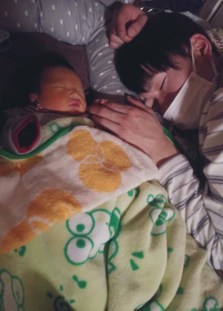 TowaTatsu's tweet photo. 目元似とるって？僕の子ですから🥰
指握られそんまま寝落ちを嫁がパシャリ😅
抱っこするだけで緊張して汗でびしょびしょです😂デリケートれむくん😘 https://t.co/oMsJofPAIr