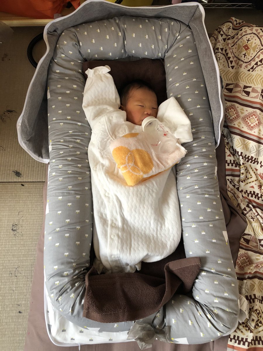 TowaTatsu's tweet photo. 目元似とるって？僕の子ですから🥰
指握られそんまま寝落ちを嫁がパシャリ😅
抱っこするだけで緊張して汗でびしょびしょです😂デリケートれむくん😘 https://t.co/oMsJofPAIr