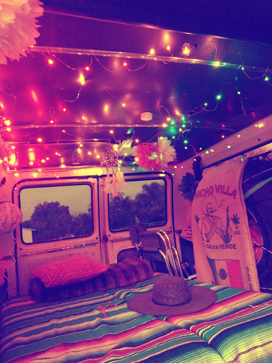 VanPorn73's tweet photo. Oh yeah!🌈
#DiscoVan #BoogieNights https://t.co/ocxLcnFAWJ