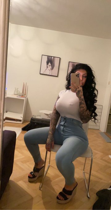 Rate my outfit 😊 https://t.co/Ed8QQXYfnb