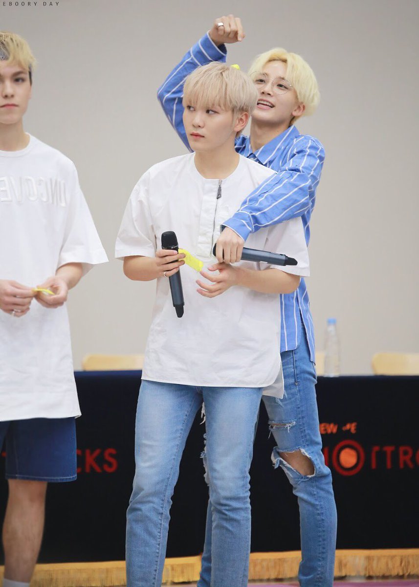 PIMMYOUNG013's tweet photo. น้องบูเวลาอยู่กับพี่จองฮันคือรับบทเจ้าน้องตัวเล็กโดนแกล้งอ่ะละพี่จองฮันคือเล่ห์เหลี่ยมเยอะมากโฟโต้บอมน้องบ้างเอากระดาษ(?)ไปวางไว้บนหัวน้องตอนน้องไม่รู้ตัวบ้างคือพี่จองฮันซนมากวอแวมาเหนื่อยแทน555555555555 https://t.co/lmER2bcI9p