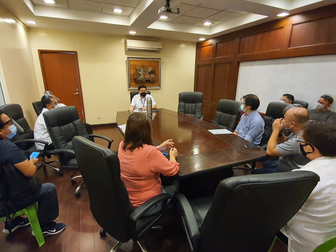 inquirerdotnet's tweet photo. TINGNAN: Matapos makatanggap ng reklamo mula sa mga residente, ipinatawag ni Valenzuela City Mayor Rex Gatchalian ang Telco providers na PLDT at Converge upang maresolba ang isyu sa internet connection kahapon, January 7. | 📷  @valenzuelacity https://t.co/ToYWhqqLdd