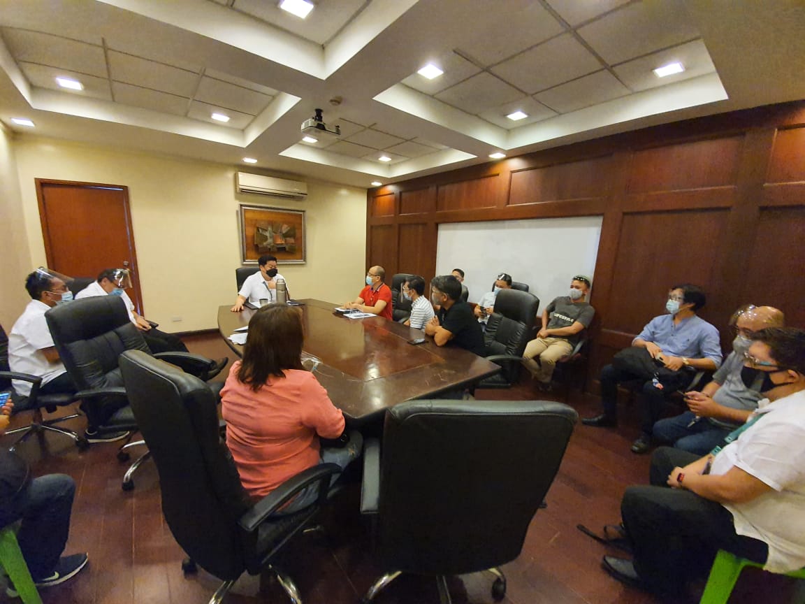 inquirerdotnet's tweet photo. TINGNAN: Matapos makatanggap ng reklamo mula sa mga residente, ipinatawag ni Valenzuela City Mayor Rex Gatchalian ang Telco providers na PLDT at Converge upang maresolba ang isyu sa internet connection kahapon, January 7. | 📷  @valenzuelacity https://t.co/ToYWhqqLdd