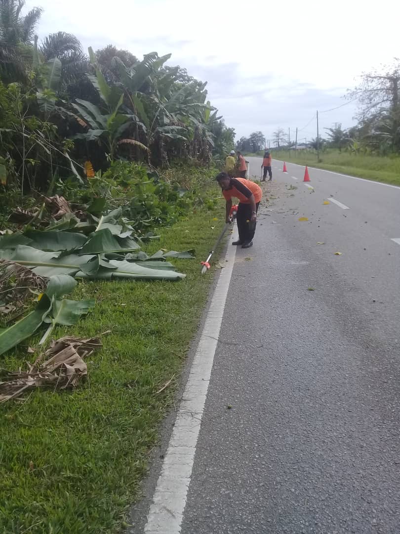 BaganJkr's tweet photo. Pelaksanaan Kerja-Kerja Mencantas Dahan Yang Menganggu Penglihatan Pemanduan Pengguna Jalan Raya Di Jalan Negeri A254 Jalan Berembang Panjang Secara Jabatan JKR Bagan Datuk Pada 4/12/2021 - 7/12/2021 https://t.co/sj0bh6QZSo