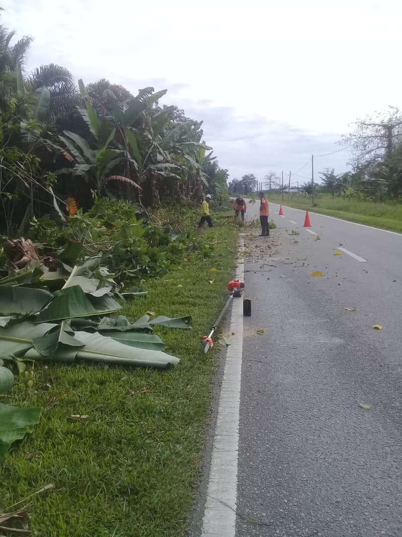 BaganJkr's tweet photo. Pelaksanaan Kerja-Kerja Mencantas Dahan Yang Menganggu Penglihatan Pemanduan Pengguna Jalan Raya Di Jalan Negeri A254 Jalan Berembang Panjang Secara Jabatan JKR Bagan Datuk Pada 4/12/2021 - 7/12/2021 https://t.co/sj0bh6QZSo