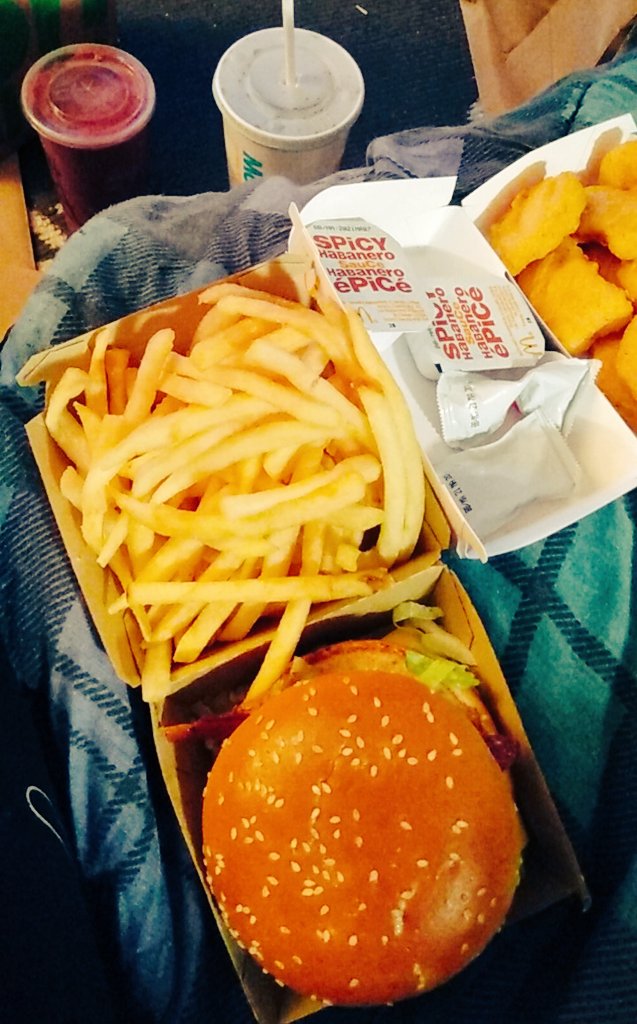 DarkMatterSad's tweet photo. Dinner, hope I don't die haha jk lol, wasgood #McDonalds™ CARBS https://t.co/mDlD1Qwl4f