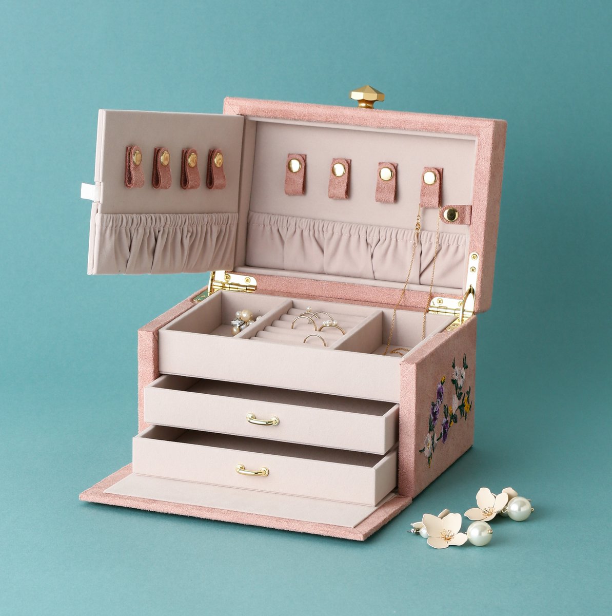 Francfranc フランフラン 公式 Francfrancのある生活 大切な宝物をしまうのにぴったりな 上品な ジュエリーボックスです くすみカラーの起毛素材にかわいらしい花の刺繍をあしらい 年代を問わずご愛用いただけます エンブロイダリー ジュエリー