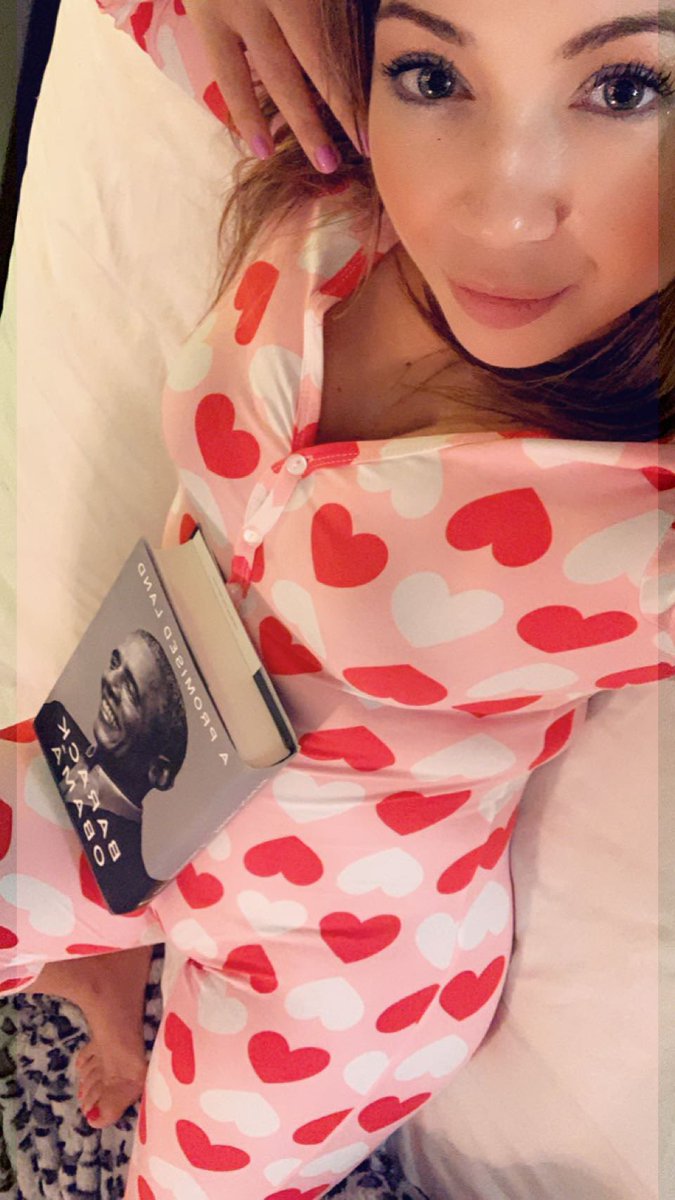 EgyGoddessCleo2's tweet photo. Chilling in bed with President Obama’s book 📖🤓 #LockdownInsomnia #missyou #apromisedland #BarackObama https://t.co/pifhxUUKnP