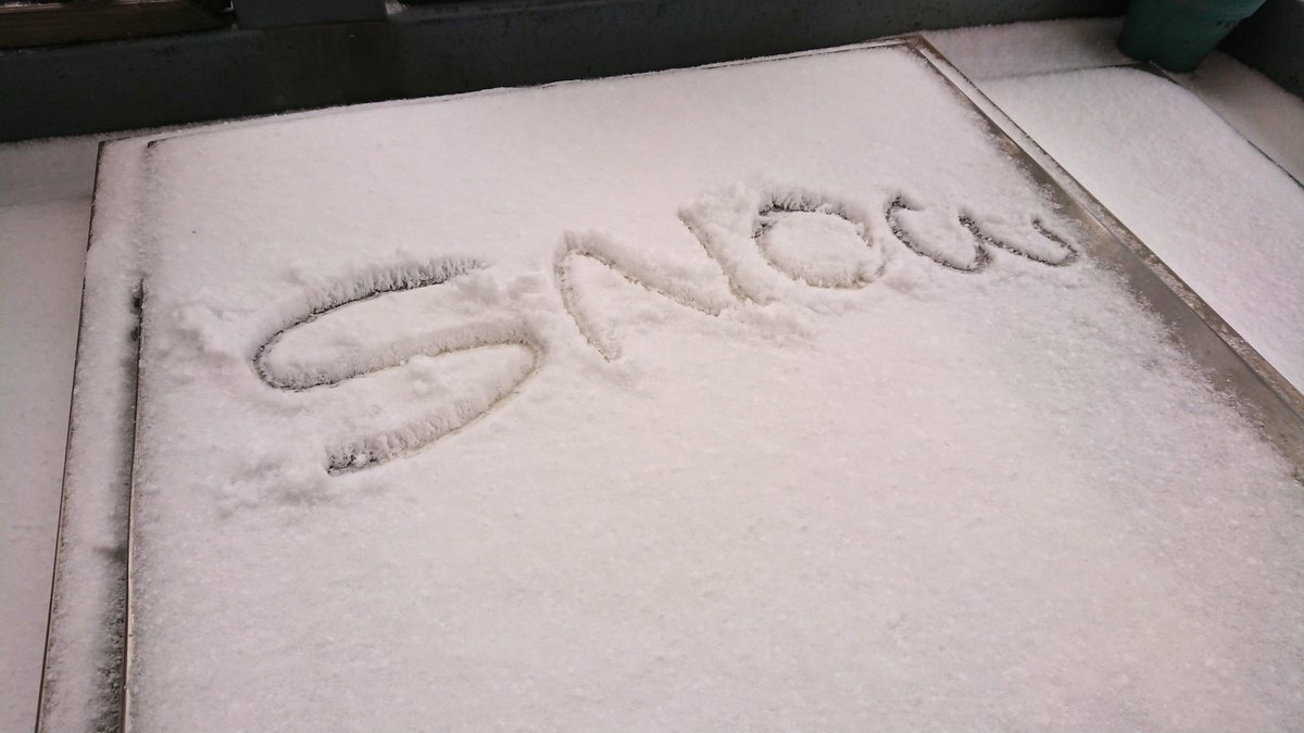 KojiiiiiM's tweet photo. 福岡市内も一面雪景色
ベランダにつもりました。 https://t.co/mDMH2xcAOz