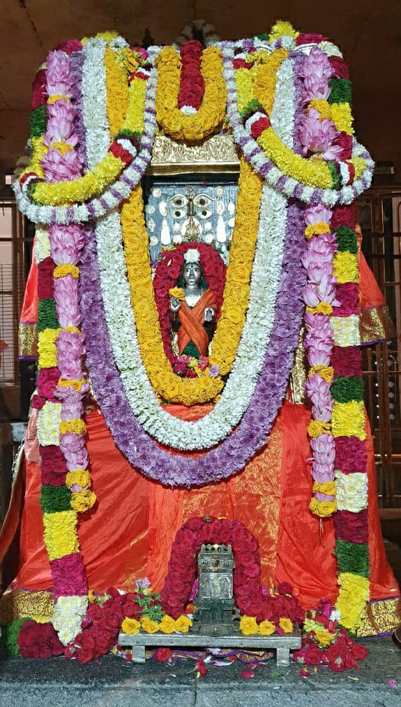 Jaggesh2's tweet photo. ಇವತ್ತಿನ ರಾಯರ ಬೃಂದಾವನ ದರ್ಶನ... Om Sri Raghavendrayanamaha🙏
ಶುಭದಿನ ಶುಭೋದಯ:) https://t.co/RzAneJipyz