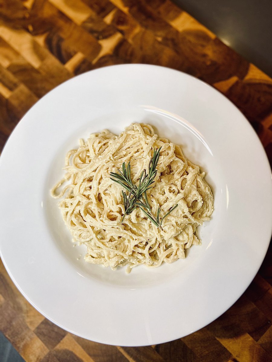 Our favorite pasta combined with a homemade vegan cashew Alfredo 😍 

#pasta #vegan #glutenfree #foodie #RecipeOfTheDay <a href="/EatBanza/">Banza</a> <a href="/ViolifeFoods/">Violife Foods</a>