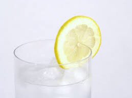 4 — make it fancymake it feel more fancy ? add ice ! makes it feel less like your drinking water, you can also add little lemons on the side like this to act like it’s a cocktail ;)