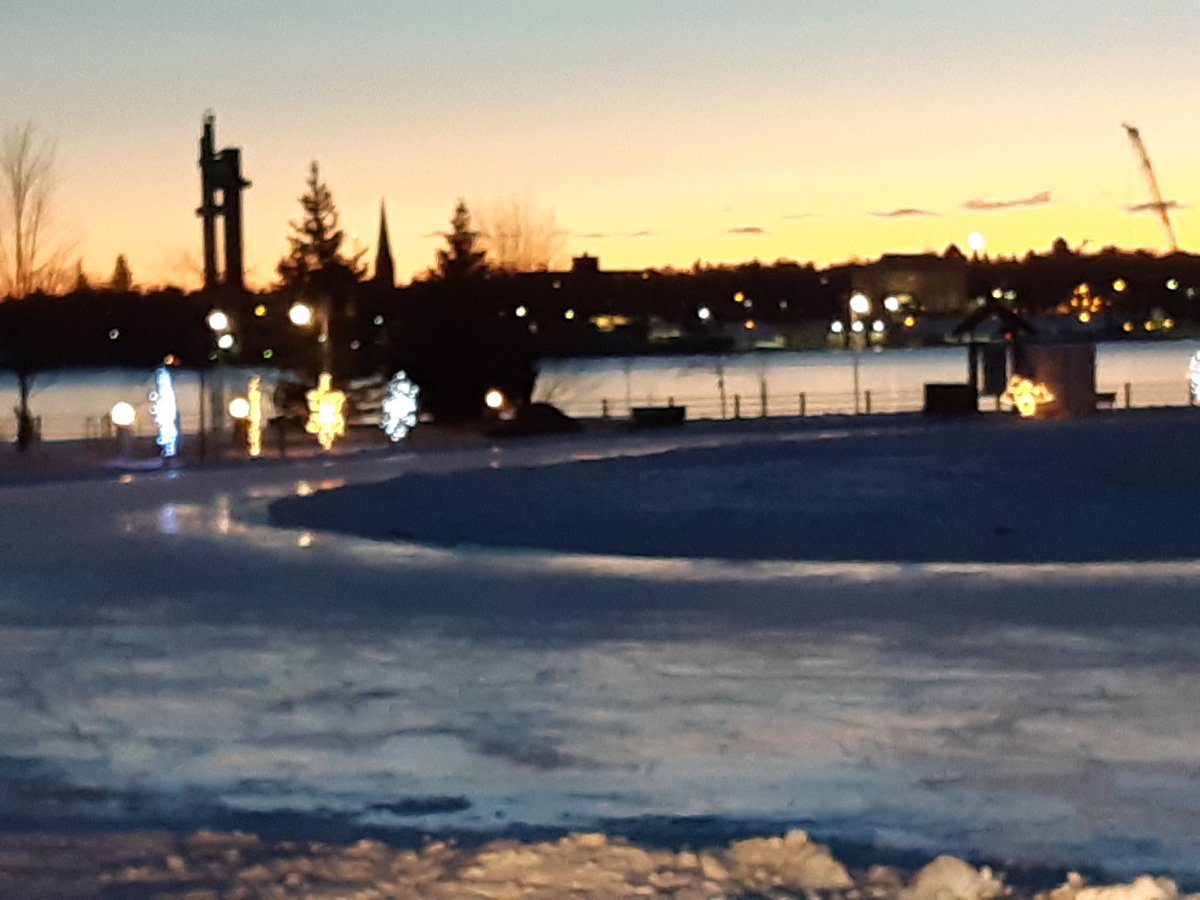 dlynnebrown's tweet photo. @HellBentVet sending hugs from the #Ontario side of the St. Mary's River.
The Twin #Saults ๐๐ฆ
Tower of History standing tall in Sault Sainte Marie #Michigan https://t.co/UkUxmPjCCY