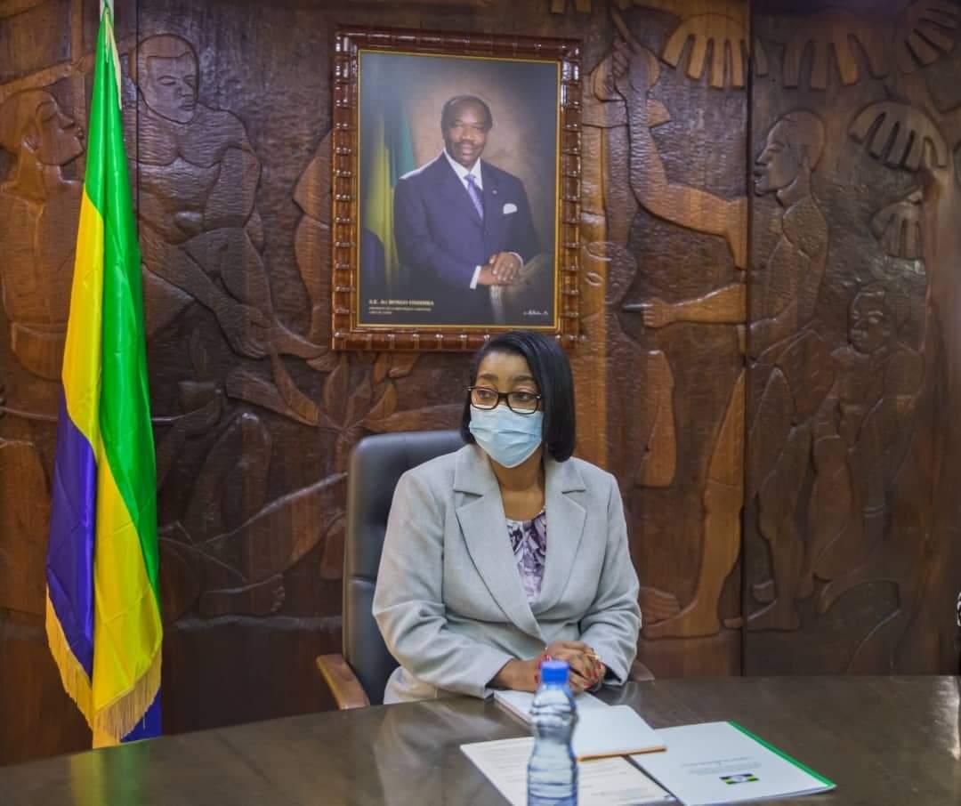 En présence de certains membres du gouvernement dont le ministre <a href="/BilieByNze/">Bilie-By-Nze</a> et les responsables des entreprises adjudicataires, le PM <a href="/OssoukaRaponda/">Rose Christiane Ossouka Raponda</a> a dirigé une réunion de suivi de mise en œuvre des travaux d'urgence dans le secteur #Eau &amp; #Energie.
<a href="/PresidentABO/">Ali Bongo Ondimba</a> <a href="/OMayounou/">Oswald Séverin MAYOUNOU</a>
