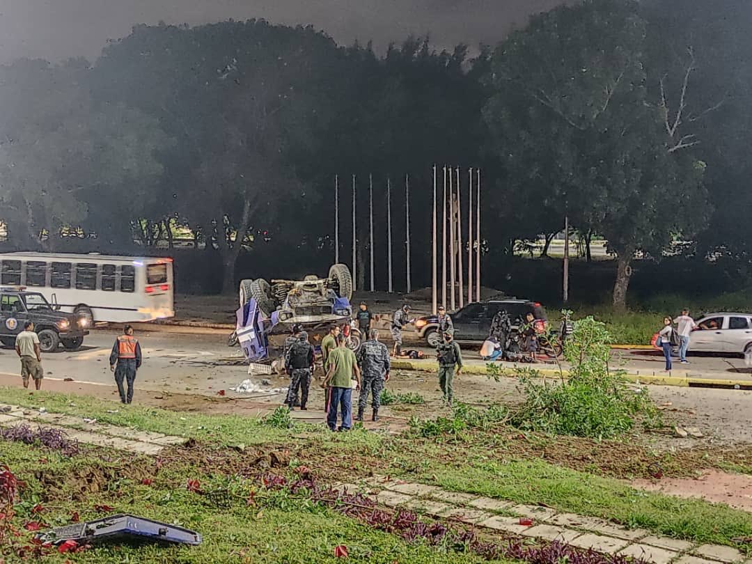 #Suceso 11:30pm un vehículo blindado de la PNB perdió el control cuando bajaba de Maripérez hacia Plaza Venezuela. Atravesó la plaza y casi cae al río Guaire