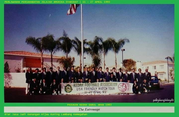 tey_aih's tweet image. KEDAH FA Vs. SKUAD PIALA DUNIA USA

Musim 1992, Kedah FA unggul dengan merangkul JUARA DIVISYEN 2 dengan REKOD TANPA KALAH SEMUSIM, dan bakal berentap di DIVISYEN 1 musim hadapan. Sebagai ganjaran, skuad Kedah FA dibawa ke USA bagi menghadapi persahabatan kelas dunia di sana.