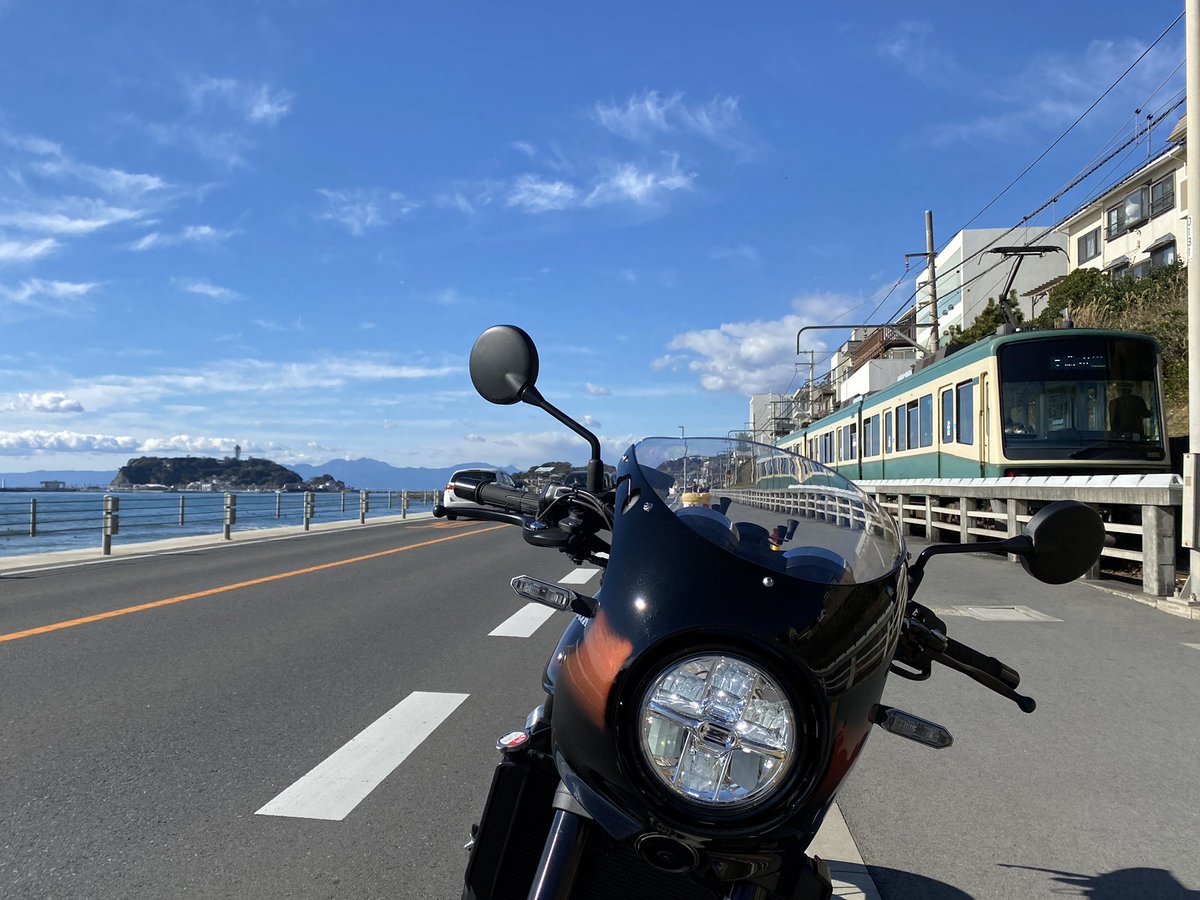 KoeToy's tweet photo. このバイク、低速域でのギアチェンジのギクシャク感が凄い気になってたのですが、ECUチューンしたらとっっっっても幸せなストレスフリーになり大満足です。快適すぎる！やって良か���た〜😊
#Z900rscafe  #カワサキバイク
#江ノ島　#ECUチューン https://t.co/bsuFxYYVH2
