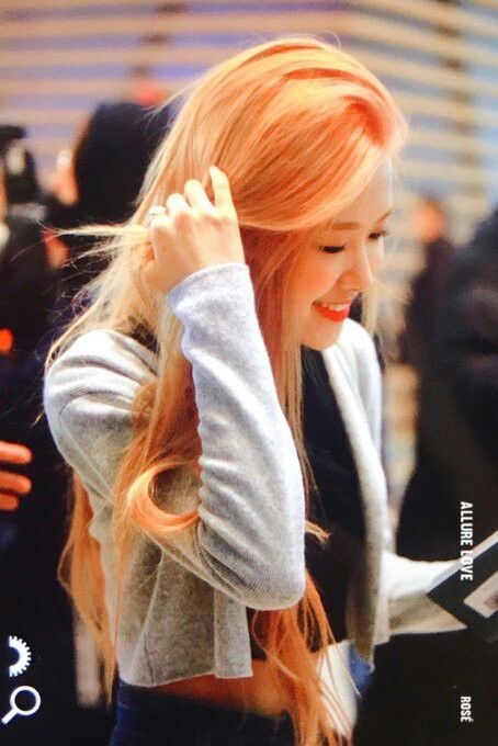 hourly rosé tweet media