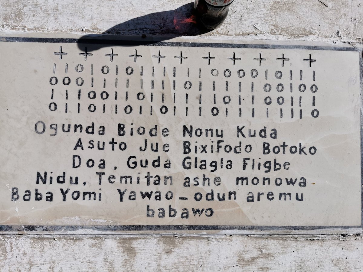 AegiLord's tweet photo. Señor @ElBadiablo quería preguntar si conoces o sabes que significa esto, está en una lápida en medio del cementerio del rancho de dónde vengo, por lo que vi es algo de santería cubana pero yo vivo en Durango. No quiero generar polémica ni nada, solo quiero saber que es esto. https://t.co/J0YcxzO7lR