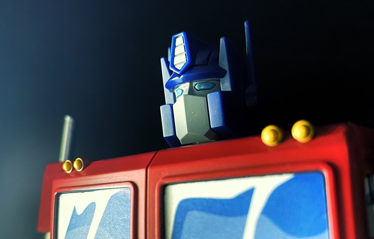 iacondispatch's tweet photo. I wish I had the exact background to recreate this scene better, but this’ll do for now. This perspective really highlights the updated angular look of Prime’s face from the ‘86 movie. 👍🏼👍🏼👍🏼 #optimusprime #transformers #autobots #oneshallstandoneshallfall https://t.co/NemJ4PF3ZF